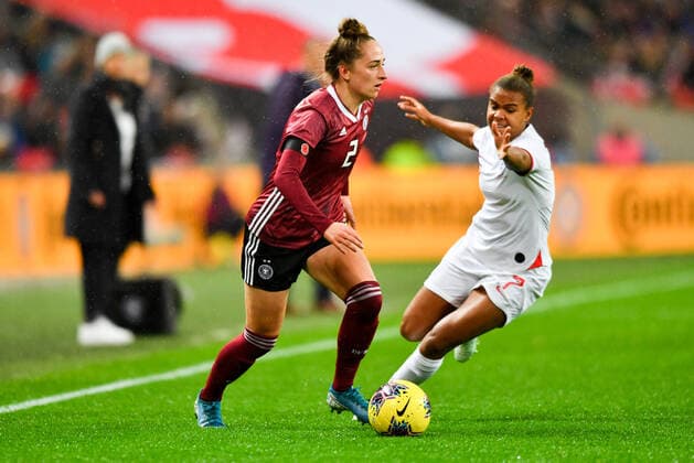 Sophia Kleinherne (Deutschland, DFB Frauen) (2) mit Ball vor Nikita Parris(England , Lionesses) (7), 09.11.2019, London (England), Fussball, Freundschaftsspiel - England - Deutschland