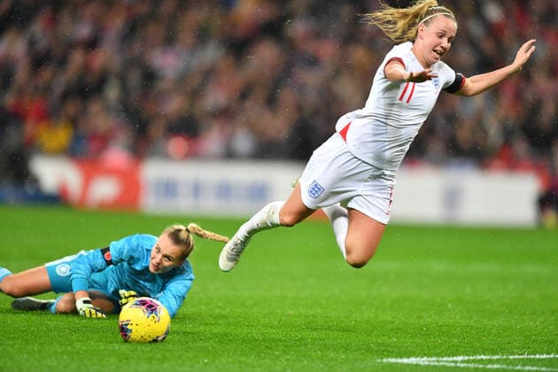 Merle Frohms (Deutschland, DFB Frauen) (1) foult Beth Mead (England , Lionesses) (11) zum Elfmeter, 09.11.2019, London (England), Fussball, Freundschaftsspiel - England - Deutschland