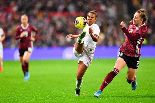 Nikita Parris(England , Lionesses) (7) spielt den Ball in der Luft - vor Sophia Kleinherne (Deutschland, DFB Frauen) (2), 09.11.2019, London (England), Fussball, Freundschaftsspiel - England - Deutschland