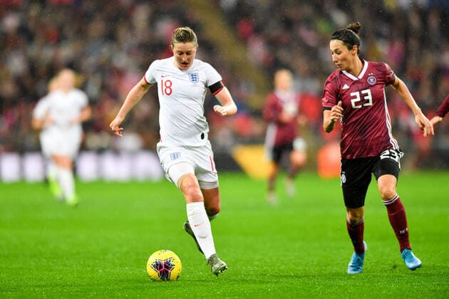 Ellen White (England , Lionesses) (18) mit Ball - Sara Doorsoun (Deutschland, DFB Frauen) (23) schaut zu, 09.11.2019, London (England), Fussball, Freundschaftsspiel - England - Deutschland