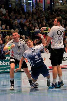 2.Bundesliga Handball VfL Luebeck-Schwartau - TV Emsdetten 09.11.2019, Hansehalle Luebeck, GER, 2.Bundesliga Handball VfL Luebeck-Schwartau - TV Emsdetten im Bild picture shows Janik Schrader VfL Luebeck-Schwartau setzt sich gegen Marcel Schliedermann (TV Emsdetten) und Jan Mojzis (TV Emsdetten) durch.