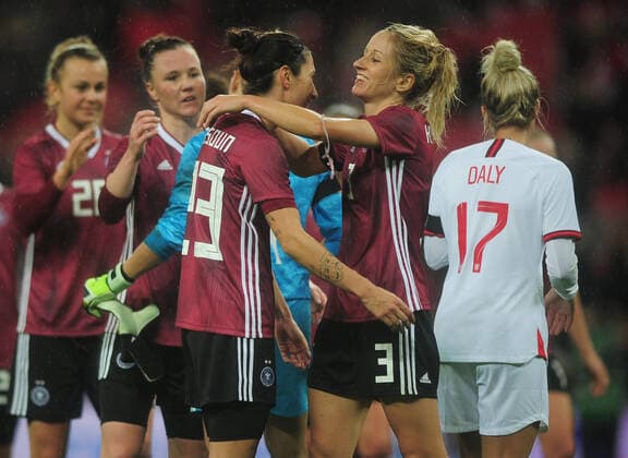 Football - 2019 2020 Women™s International Friendly, Länderspiel, Nationalmannschaft - England vs. Germany German s Sara Doorsoun and Kathrin Hendrich celebrate their 2-1 victory at the final whistle, at Wembley Stadium. COLORSPORT ANDREW COWIE 