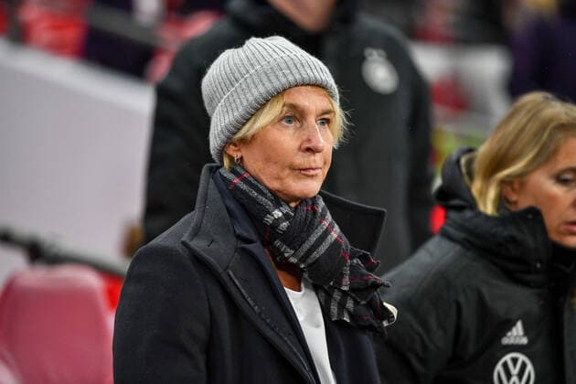 Martina Voss-Tecklenburg (Deutschland, DFB Frauen) (Trainerin) vor dem Spiel mit Mütze, 09.11.2019, London (England), Fussball, Freundschaftsspiel - England - Deutschland