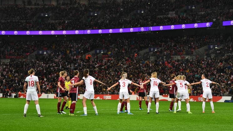 Englische Spielerinnen formen eine Mauer im Strafraum - ausgebreitete Arme, 09.11.2019, London (England), Fussball, Freundschaftsspiel - England - Deutschland
