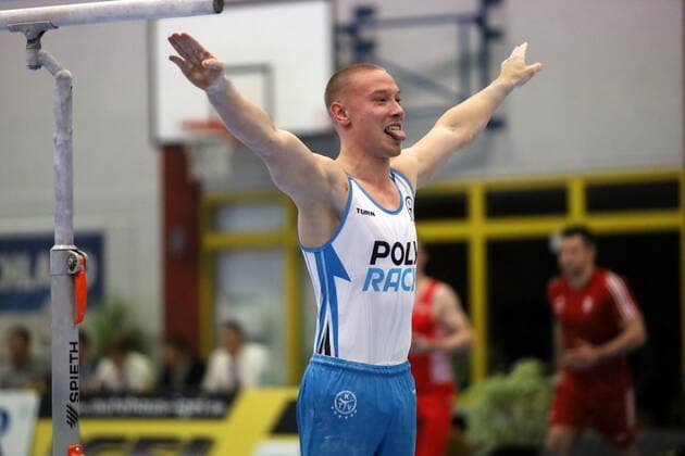 Lucas Herrmann (KTV Straubenhardt) jubelt nach seiner Übung am Barren 6. Wettkampftag der DTL 1. Bundesliga SC Cottbus - KTV Straubenhardt 35-23 in Forst Lausitz *** Lucas Herrmann KTV Straubenhardt cheers after his practice on bars 6 day of competition of DTL 1 Bundesliga SC Cottbus KTV Straubenhardt 35 23 in Forst Lausitz