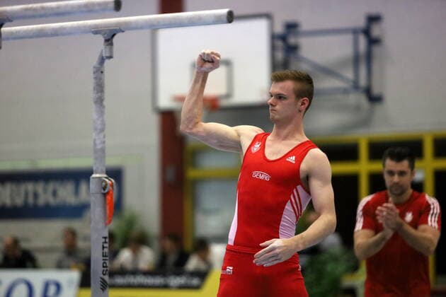 Leonard Prügel (SC Cottbus) jubelt nach seiner Übung am Barren 6. Wettkampftag der DTL 1. Bundesliga SC Cottbus - KTV Straubenhardt 35-23 in Forst Lausitz *** Leonard Prügel SC Cottbus cheers after his practice on bars 6 day of competition of the DTL 1 Bundesliga SC Cottbus KTV Straubenhardt 35 23 in Forst Lausitz