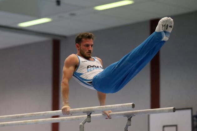 Andreas Bretschneider (KTV Straubenhardt) am Barren 6. Wettkampftag der DTL 1. Bundesliga SC Cottbus - KTV Straubenhardt 35-23 in Forst Lausitz *** Andreas Bretschneider KTV Straubenhardt on bars 6 day of competition of DTL 1 Bundesliga SC Cottbus KTV Straubenhardt 35 23 in Forst Lausitz