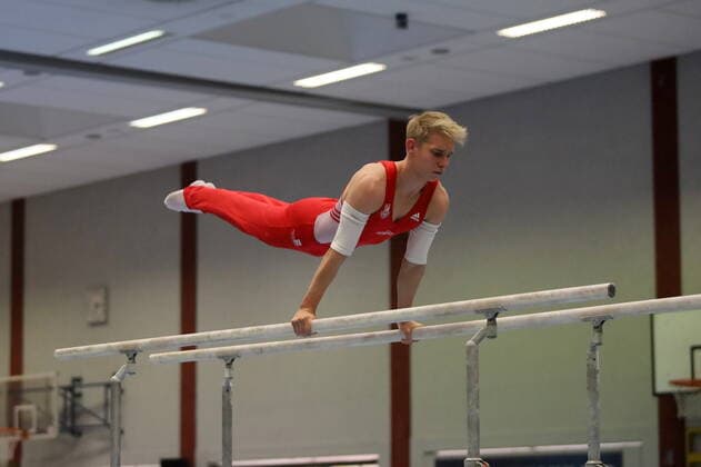 Lucas Kochan (SC Cottbus) am Barren 6. Wettkampftag der DTL 1. Bundesliga SC Cottbus - KTV Straubenhardt 35-23 in Forst Lausitz *** Lucas Kochan SC Cottbus on bars 6 day of competition of the DTL 1 Bundesliga SC Cottbus KTV Straubenhardt 35 23 in Forst Lausitz