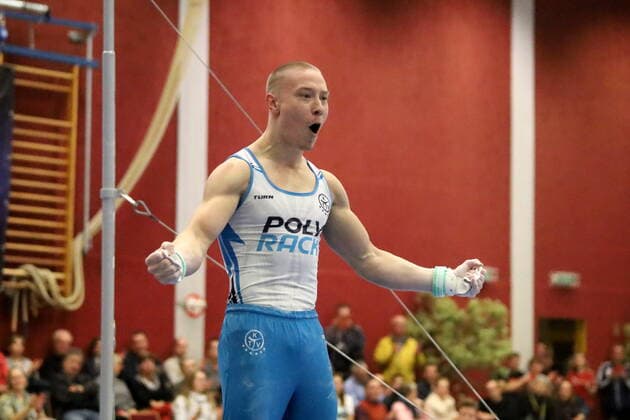 Lucas Herrmann (KTV Straubenhardt) jubelt nach seiner Übung am Reck 6. Wettkampftag der DTL 1. Bundesliga SC Cottbus - KTV Straubenhardt 35-23 in Forst Lausitz *** Lucas Herrmann KTV Straubenhardt cheers after his practice on high bar 6 day of competition of the DTL 1 Bundesliga SC Cottbus KTV Straubenhardt 35 23 in Forst Lausitz