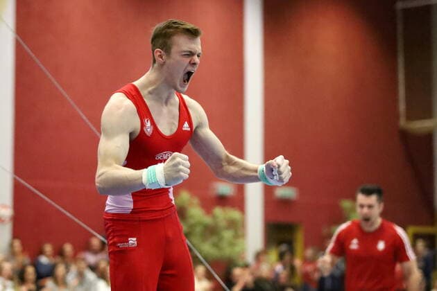 Leonard Prügel (SC Cottbus) jubelt nach seiner Übung am Reck 6. Wettkampftag der DTL 1. Bundesliga SC Cottbus - KTV Straubenhardt 35-23 in Forst Lausitz *** Leonard Prügel SC Cottbus cheers after his practice on high bar 6 day of competition of the DTL 1 Bundesliga SC Cottbus KTV Straubenhardt 35 23 in Forst Lausitz