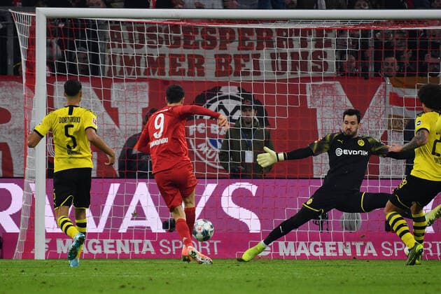 Robert LEWANDOWSKI (Bayern Muenchen) schiesst das Tor zum 3-0, Aktion,Torschuss gegen Roman BUERKI ,Torwart (Borussia Dortmund). Fussball 1. Bundesliga,11.Spieltag,Spieltag11, FC Bayern Muenchen M) - Borussia Dortmund (DO) 4-0, am 09.11.2019 in Muenchen A L L I A N Z A R E N A, DFL REGULATIONS PROHIBIT ANY USE OF PHOTOGRAPHS AS IMAGE SEQUENCES AND OR QUASI-VIDEO. *** Robert LEWANDOWSKI Bayern Muenchen scores the goal to the 3 0, action, goal shot against Roman BUERKI, goalkeeper Borussia Dortmund football 1 Bundesliga, 11 Spieltag, Spieltag11, FC Bayern Muenchen M Borussia Dortmund DO 4 0, on 09 11 2019 in Munich A L L I A N Z A R E A, DFL REGULATIONS PROHIBIT ANY USE OF PHOTOGRAPHS AS IMAGE SEQUENCES AND OR QUASI VIDEO