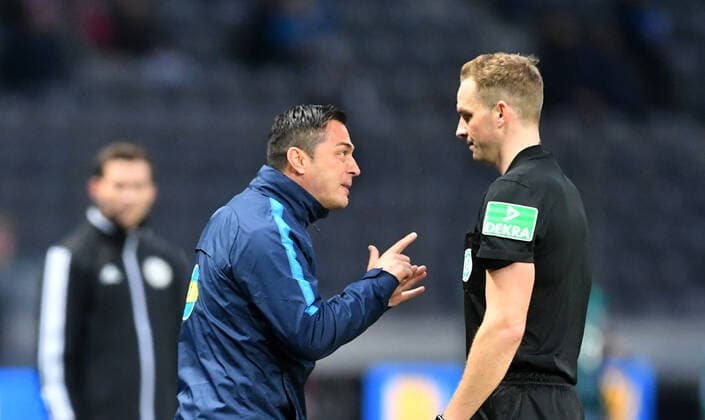 Ante Covic (Trainer Hertha BSC), enttäuscht am Spielfeldrand und unzufrieden mit Schiedsrichter Sören Storks Hertha BSC Berlin - RB Leipzig 1. Bundesliga 2019 2020, 1. BL, 1. Bundesliga, DFL, Fußball, Fussball, soccer, Herren, Männer, Maenner, Deutschland, Germany Berlin, 9.11.2019, Olympiastadion DFL REGULATIONS PROHIBIT ANY USE OF PHOTOGRAPHS AS IMAGE SEQUENCES AND OR QUASI-VIDEO