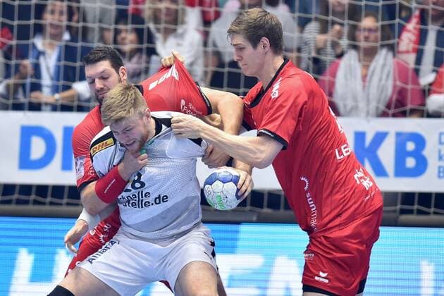 Maciej Gebala (SC DHfK Leipzig) (am Ball), Felix Danner (MT Melsungen) (L) und Finn Lemke (MT Melsungen) , GER, MT Melsungen - SC DHfK Leipzig, Handball, 1. Bundesliga Maenner, 09.11.2019, GER, MT Melsungen - SC DHfK Leipzig, Handball, 1. Liga Maenner, 09.11.2019 Kassel Copyright: xSippel xEibner-Pressefotox EP_rsl