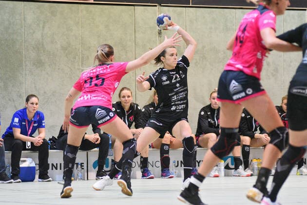 Jana Schreib (HSG Bad Wildungen Vipers 22) gegen Dorina Korsos (TusSies Metzingen 95) TusSies Metzingen, Handball, HBF, Ligaspiel, 09.11.2019, Foto:TBaur Eibner TusSies Metzingen vs. HSG Bad Wildungen Vipers Metzingen Copyright: xBaur xEibner-Pressefotox EP_Toba