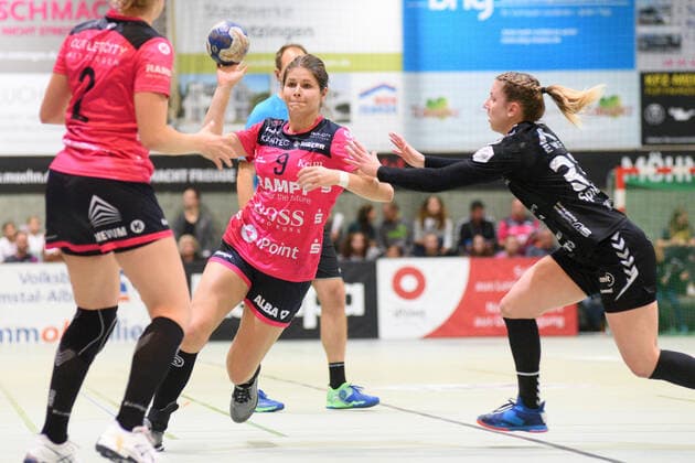 Patricia Kovacs (TusSies Metzingen 9) gegen Anna Maria Spielvogel (HSG Bad Wildungen Vipers 33) TusSies Metzingen, Handball, HBF, Ligaspiel, 09.11.2019, Foto:TBaur Eibner TusSies Metzingen vs. HSG Bad Wildungen Vipers Metzingen Copyright: xBaur xEibner-Pressefotox EP_Toba