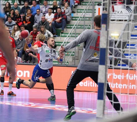 Benas Petreikis (EHV Aue 11) vorbei an Marten Franke (ASV Hamm-Westfalen 55) gegen Felix Storbeck (ASV Hamm-Westfalen 1)(Tor) GER, Handball, 2. Bundesliga, ASV Hamm-Westfalen gegen EHV Aue, 09.11.2019 Hamm Copyright: xStrohdiekx Eibner-Pressefotox EP_jsk