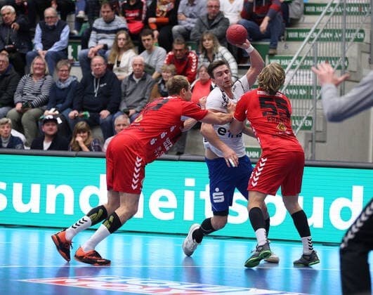 Adrian Kammlodt (EHV Aue 30) gegen Fabian Huesmann (ASV Hamm-Westfalen 3)(links) und Marten Franke (ASV Hamm-Westfalen 55)(rechts) GER, Handball, 2. Bundesliga, ASV Hamm-Westfalen gegen EHV Aue, 09.11.2019 Hamm Copyright: xStrohdiekx Eibner-Pressefotox EP_jsk