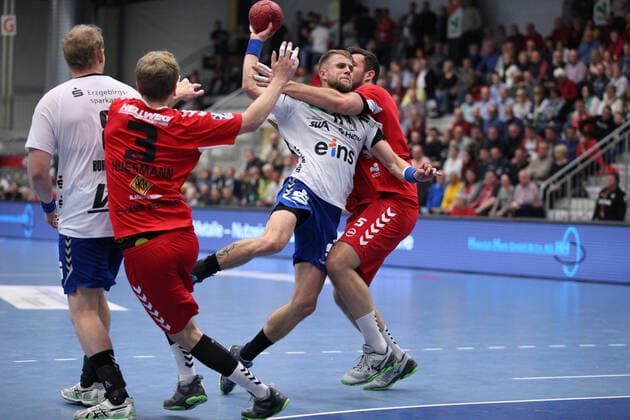 Benas Petreikis (EHV Aue 11) gegen Fabian Huesmann (ASV Hamm-Westfalen 3)(links) und Jan Brosch (ASV Hamm-Westfalen 5)(rechts) GER, Handball, 2. Bundesliga, ASV Hamm-Westfalen gegen EHV Aue, 09.11.2019 Hamm Copyright: xStrohdiekx Eibner-Pressefotox EP_jsk