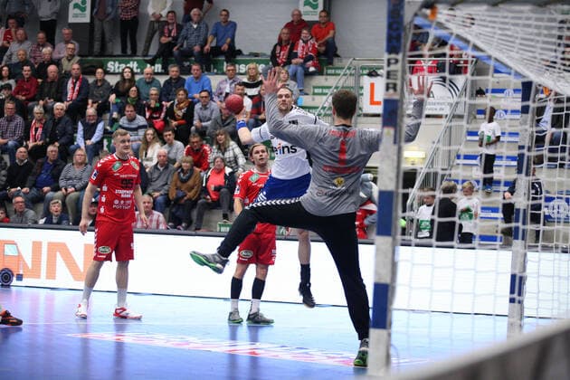 Kevin Roch (EHV Aue 6) gegen Felix Storbeck (ASV Hamm-Westfalen 1)(Tor) GER, Handball, 2. Bundesliga, ASV Hamm-Westfalen gegen EHV Aue, 09.11.2019 Hamm Copyright: xStrohdiekx Eibner-Pressefotox EP_jsk