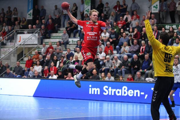 Fabian Huesmann (ASV Hamm-Westfalen 3) gegen Erik Toepfer (EHV Aue 96)(Tor) GER, Handball, 2. Bundesliga, ASV Hamm-Westfalen gegen EHV Aue, 09.11.2019 Hamm Copyright: xStrohdiekx Eibner-Pressefotox EP_jsk
