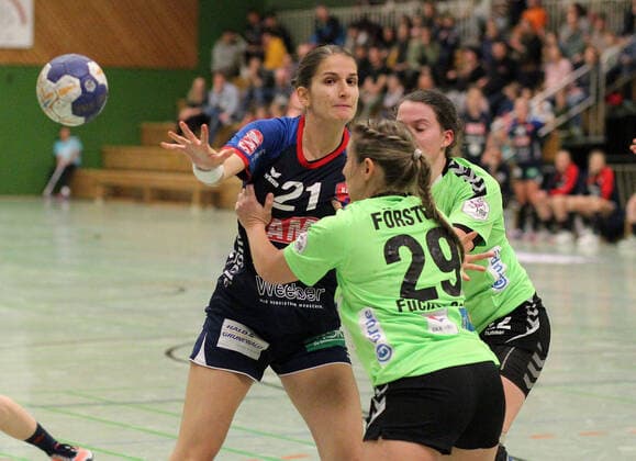 21 Sarka Marcikova (SG H2Ku Herrenberg) 29 Paula Foerster (Fuechse Berlin) 22 Bo Dekker (Fuechse Berlin, re.) 22 Marie-Christine Beddies (SG H2Ku Herrenberg, am Boden hinten) Handball 2. HBF SG H2Ku Herrenberg vs. Fuechse Berlin 201911-09 Handball 2. HBF SG H2Ku Herrenberg vs. Fuechse Berlin Herrenberg Copyright: xBaur xEibner-Pressefotox EP_Soba