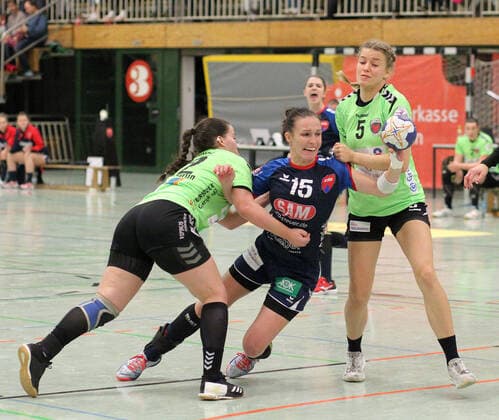 15 Szimonetta Toepelt-Gera (SG H2Ku Herrenberg) 22 Bo Dekker (Fuechse Berlin, li.) 5 Fabienne Kunde (Fuechse Berlin, re.) Handball 2. HBF SG H2Ku Herrenberg vs. Fuechse Berlin 201911-09 Handball 2. HBF SG H2Ku Herrenberg vs. Fuechse Berlin Herrenberg Copyright: xBaur xEibner-Pressefotox EP_Soba