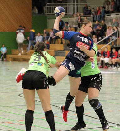 18 Lea Neubrander (SG H2Ku Herrenberg) 3 Anna Ansorge (Fuechse Berlin) 22 Bo Dekker (Fuechse Berlin, re.) Handball 2. HBF SG H2Ku Herrenberg vs. Fuechse Berlin 201911-09 Handball 2. HBF SG H2Ku Herrenberg vs. Fuechse Berlin Herrenberg Copyright: xBaur xEibner-Pressefotox EP_Soba
