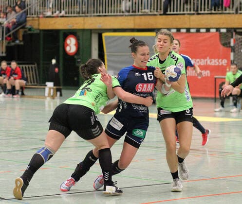 15 Szimonetta Toepelt-Gera (SG H2Ku Herrenberg) 3 Anna Ansorge (Fuechse Berlin) 22 Bo Dekker (Fuechse Berlin) Handball 2. HBF SG H2Ku Herrenberg vs. Fuechse Berlin 201911-09 Handball 2. HBF SG H2Ku Herrenberg vs. Fuechse Berlin Herrenberg Copyright: xBaur xEibner-Pressefotox EP_Soba