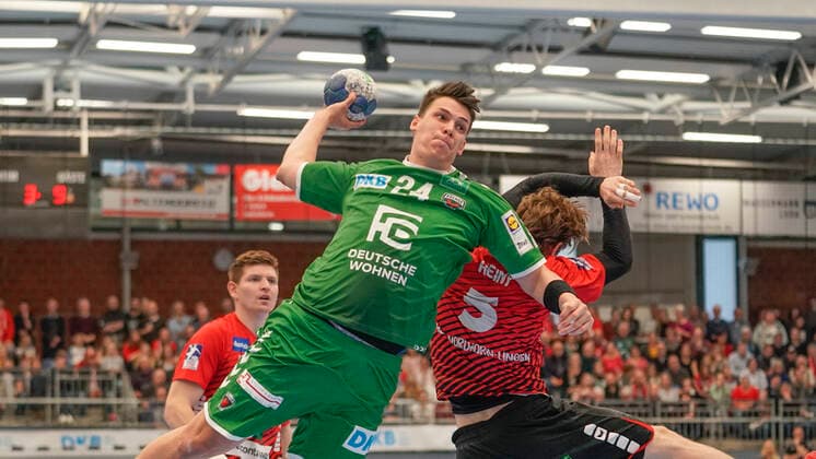 10.11.2019, Euregium, Nordhorn, GER, Handball 1. Bundesliga, Herren HSG Nordhorn-Lingen vs Füchse Berlin, Frederick Simak (Füchse Berlin 24) vs Lutz Heiny (HSG Nordhorn-Lingen 5) DFL REGULATIONS PROHIBIT ANY USE OF PHOTOGRAPHS AS IMAGE SEQUENCES AND OR QUASI-VIDEO. Nordhorn Niedersachsen Germany Euregium