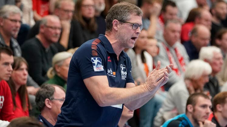 10.11.2019, Euregium, Nordhorn, GER, Handball 1. Bundesliga, Herren HSG Nordhorn-Lingen vs Füchse Berlin, Trainer Geir Sveinsson (HSG Nordhorn-Lingen) DFL REGULATIONS PROHIBIT ANY USE OF PHOTOGRAPHS AS IMAGE SEQUENCES AND OR QUASI-VIDEO. Nordhorn Niedersachsen Germany Euregium