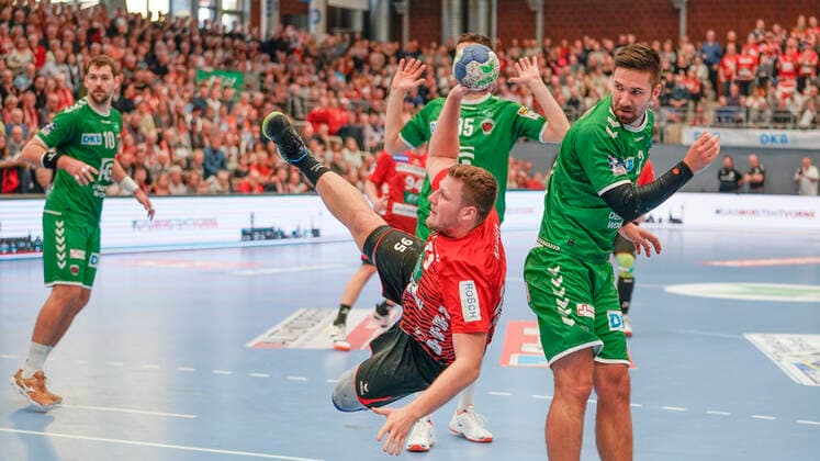 10.11.2019, Euregium, Nordhorn, GER, Handball 1. Bundesliga, Herren HSG Nordhorn-Lingen vs Füchse Berlin, Dominik Kalafut (HSG Nordhorn-Lingen 95) vs Fabian Wiede (Füchse Berlin 3) DFL REGULATIONS PROHIBIT ANY USE OF PHOTOGRAPHS AS IMAGE SEQUENCES AND OR QUASI-VIDEO. Nordhorn Niedersachsen Germany Euregium