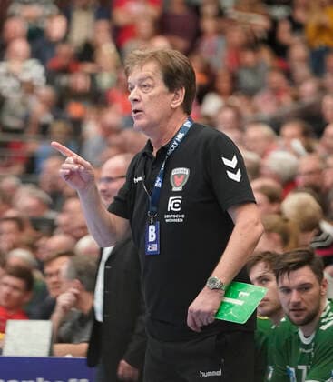 10.11.2019, Euregium, Nordhorn, GER, Handball 1. Bundesliga, Herren HSG Nordhorn-Lingen vs Füchse Berlin, Trainer Velimir Petkovic (Füchse Berlin) DFL REGULATIONS PROHIBIT ANY USE OF PHOTOGRAPHS AS IMAGE SEQUENCES AND OR QUASI-VIDEO. Nordhorn Niedersachsen Germany Euregium