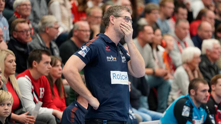 10.11.2019, Euregium, Nordhorn, GER, Handball 1. Bundesliga, Herren HSG Nordhorn-Lingen vs Füchse Berlin, Trainer Geir Sveinsson (HSG Nordhorn-Lingen) DFL REGULATIONS PROHIBIT ANY USE OF PHOTOGRAPHS AS IMAGE SEQUENCES AND OR QUASI-VIDEO. Nordhorn Niedersachsen Germany Euregium
