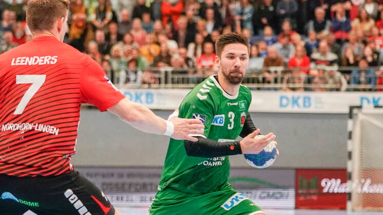 10.11.2019, Euregium, Nordhorn, GER, Handball 1. Bundesliga, Herren HSG Nordhorn-Lingen vs Füchse Berlin, Fabian Wiede (Füchse Berlin 3) vs Toon Leenders (HSG Nordhorn-Lingen 7) DFL REGULATIONS PROHIBIT ANY USE OF PHOTOGRAPHS AS IMAGE SEQUENCES AND OR QUASI-VIDEO. Nordhorn Niedersachsen Germany Euregium