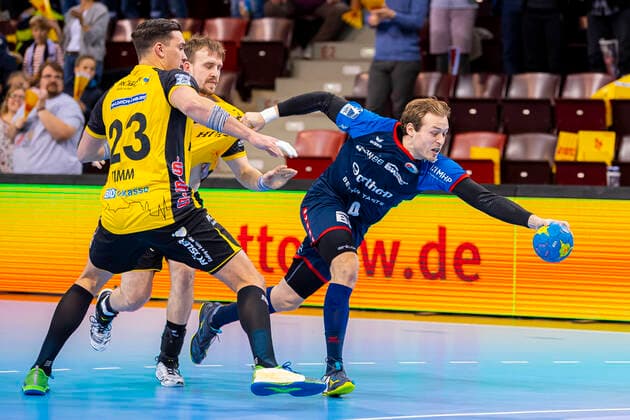Bietigheim, Deutschland 10. November 2019: 2. BL - 19 20- SG BBM Bietigheim vs. HSC 2000 Coburg v.li. Marcel Timm (Coburg), Patrick Rentschler (SG BBM Bietigheim) Ludwigsburg MHP Arena Baden-Württemberg Deutschland