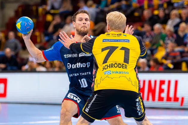 Bietigheim, Deutschland 10. November 2019: 2. BL - 19 20- SG BBM Bietigheim vs. HSC 2000 Coburg Michael Kraus (SG BBM Bietigheim), Andreas Schröder Schroeder (Coburg) Ludwigsburg MHP Arena Baden-Württemberg Deutschland