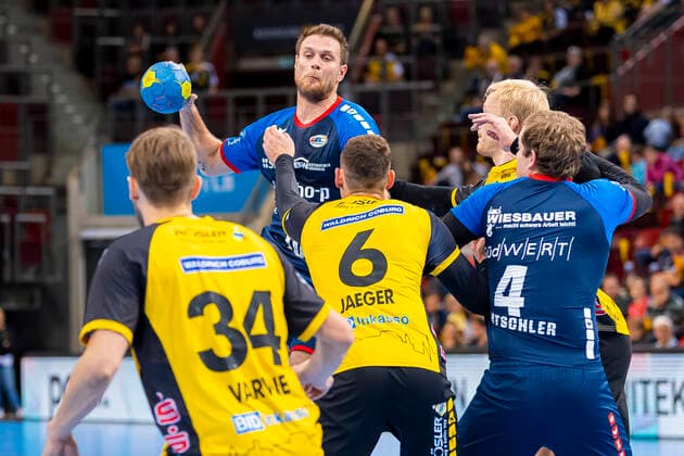 Bietigheim, Deutschland 10. November 2019: 2. BL - 19 20- SG BBM Bietigheim vs. HSC 2000 Coburg v.li. Tobias Varvne (Coburg), Michael Kraus (SG BBM Bietigheim), Max Jaeger (Coburg), Patrick Rentschler (SG BBM Bietigheim) Ludwigsburg MHP Arena Baden-Württemberg Deutschland