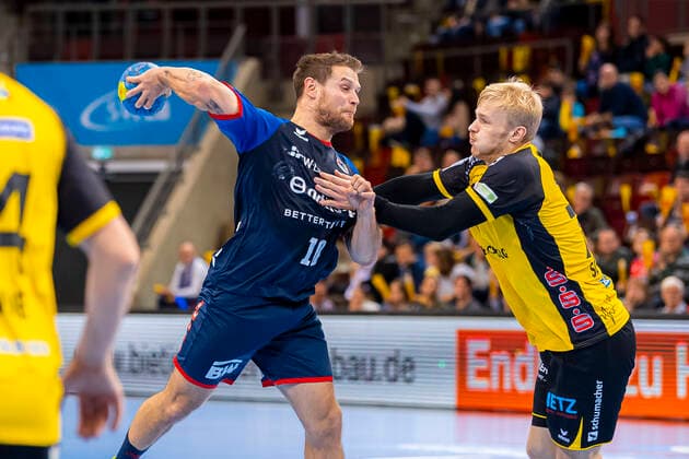 Bietigheim, Deutschland 10. November 2019: 2. BL - 19 20- SG BBM Bietigheim vs. HSC 2000 Coburg Michael Kraus (SG BBM Bietigheim), Andreas Schröder Schroeder (Coburg) Ludwigsburg MHP Arena Baden-Württemberg Deutschland