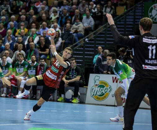 Deutschland,Wetzlar, Rittal-Arena, 10.11.2019, Handball,1. Liqui Moly HBL Bundesliga, 12.Spieltag, HSG Wetzlar - TSV Hannover-Burgdorf Bild: v.li. Vincent Buechner (TSV Hannover-Burgdorf) wirft auf das Tor von Torwart: Till Klimpke (HSG Wetzlar) Copyright: HMBxMedia ThomasxJäger
