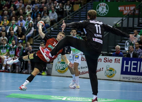 Deutschland,Wetzlar, Rittal-Arena, 10.11.2019, Handball,1. Liqui Moly HBL Bundesliga, 12.Spieltag, HSG Wetzlar - TSV Hannover-Burgdorf Bild: v.li. Vincent Buechner (TSV Hannover-Burgdorf) wirft auf das Tor von Torwart: Till Klimpke (HSG Wetzlar) Copyright: HMBxMedia ThomasxJäger