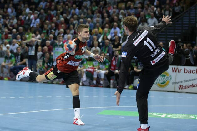 Deutschland,Wetzlar, Rittal-Arena, 10.11.2019, Handball,1. Liqui Moly HBL Bundesliga, 12.Spieltag, HSG Wetzlar - TSV Hannover-Burgdorf Bild: v.li. Vincent Buechner (TSV Hannover-Burgdorf) wirft auf das Tor von Torwart: Till Klimpke (HSG Wetzlar) Copyright: HMBxMedia ThomasxJäger