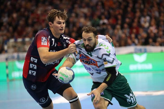 SG Flensburg-Handewitt vs Frisch auf Goeppingen, LIQUI-MOLY Handball Bundesliga, 10.11.19; Flensburg Tim Kneule (Frisch auf Goeppingen, 04) gegen Magnus Roed (SG Flensburg-Handewitt, 77) Copyright: xBEAUTIFULxSPORTS MarioxM.xKobergx
