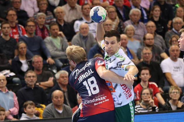 SG Flensburg-Handewitt vs Frisch auf Goeppingen, LIQUI-MOLY Handball Bundesliga, 10.11.19; Flensburg Josip Peric (Frisch auf Goeppingen, 18) gegen Magnus Joendal (SG Flensburg-Handewitt, 18) Copyright: xBEAUTIFULxSPORTS MarioxM.xKobergx