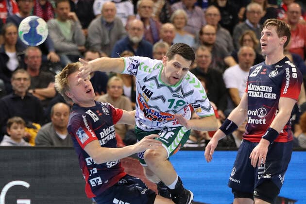 SG Flensburg-Handewitt vs Frisch auf Goeppingen, LIQUI-MOLY Handball Bundesliga, 10.11.19; Flensburg Josip Peric (Frisch auf Goeppingen, 18) gegen Magnus Joendal (SG Flensburg-Handewitt, 18) und Goran Soegard Johannsessen (SG Flensburg-Handewitt, 23) Copyright: xBEAUTIFULxSPORTS MarioxM.xKobergx
