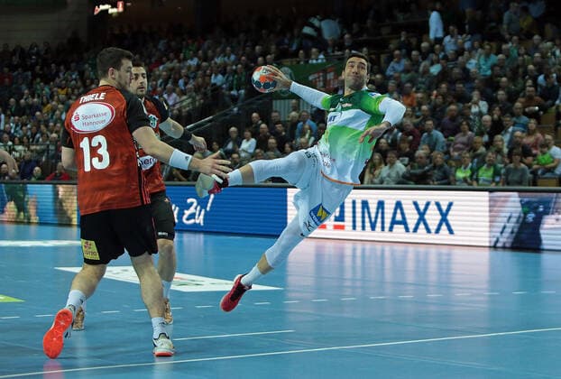 10.11.2019, xovx, Handball HBL, HSG Wetzlar - TSV Hannover Burgdorf emspor, v.l. Joshua Thiele (TSV Hannover-Burgdorf), Nejc Cehte (TSV Hannover-Burgdorf), Filip Mirkulovski (HSG Wetzlar), Aktion . (DFL DFB REGULATIONS PROHIBIT ANY USE OF PHOTOGRAPHS as IMAGE SEQUENCES and or QUASI-VIDEO) Wetzlar