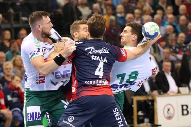 SG Flensburg-Handewitt vs Frisch auf Goeppingen, LIQUI-MOLY Handball Bundesliga, 10.11.19; Flensburg Kampf am Kreis Josip Peric (Frisch auf Goeppingen, 18), Tim Kneule (Frisch auf Goeppingen, 04) gegen Johannes Golla (SG Flensburg-Handewitt, 04) und Jacob Hein (SG Flensburg-Handewitt, 21) Copyright: xBEAUTIFULxSPORTS MarioxM.xKobergx