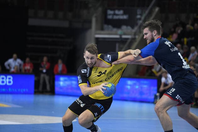 Tobias Varvne (HSC 2000 Coburg) im Zweikampf, SG BBM Bietigheim vs. HSC 2000 Coburg, 2. Handball Bundesliga, 11. Spieltag, 10.11.2019, Eibner Memmler SG BBM Bietigheim vs. HSC 2000 Coburg, 2. Handball Bundesliga, 11. Spieltag, 10.11.2019 Ludwigsburg Copyright: xMemmlerx Eibner-Pressefotox EP_mmr