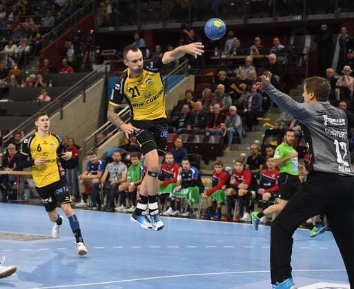 Florian Billek (HSC 2000 Coburg) wirft gegen Jürgen Müller (SG BBM Bietigheim), SG BBM Bietigheim vs. HSC 2000 Coburg, 2. Handball Bundesliga, 11. Spieltag, 10.11.2019, Eibner Memmler SG BBM Bietigheim vs. HSC 2000 Coburg, 2. Handball Bundesliga, 11. Spieltag, 10.11.2019 Ludwigsburg Copyright: xMemmlerx Eibner-Pressefotox EP_mmr
