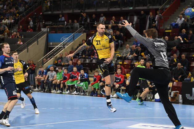 Florian Billek (HSC 2000 Coburg) wirft gegen Jürgen Müller (SG BBM Bietigheim), SG BBM Bietigheim vs. HSC 2000 Coburg, 2. Handball Bundesliga, 11. Spieltag, 10.11.2019, Eibner Memmler SG BBM Bietigheim vs. HSC 2000 Coburg, 2. Handball Bundesliga, 11. Spieltag, 10.11.2019 Ludwigsburg Copyright: xMemmlerx Eibner-Pressefotox EP_mmr