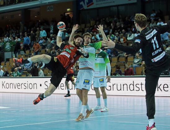 10.11.2019, xovx, Handball HBL, HSG Wetzlar - TSV Hannover Burgdorf emspor, v.l. Evgeni Pevnov (TSV Hannover-Burgdorf), Olle Forsell Schefvert (HSG Wetzlar), Stefan Cavor (HSG Wetzlar), Domenico Ebner (TSV Hannover-Burgdorf), Aktion . (DFL DFB REGULATIONS PROHIBIT ANY USE OF PHOTOGRAPHS as IMAGE SEQUENCES and or QUASI-VIDEO) Wetzlar